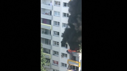 Vecinos salvan la vida de dos chicos arrojados desde un tercer piso en llamas