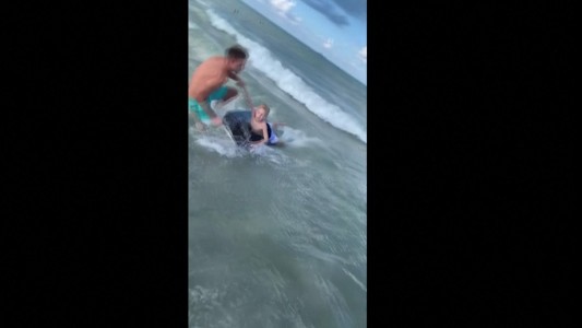 Policía salva a nene acechado por un tiburón