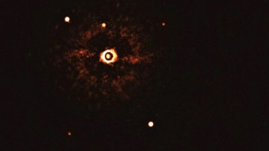 Captan la primera imagen de un sistema solar similar al nuestro