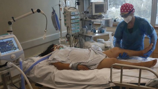 Los síntomas extraños de una mujer sana que estuvo al borde de la muerte por coronavirus