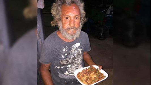 Un hombre pedía para comprar algo para comer y le dieron alimento para perro