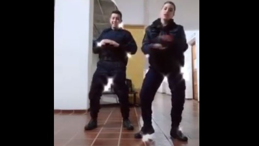 Investigan a tres policías cordobeses por grabar videos de TikTok en la comisaría