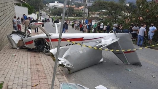 Video: Una avioneta se estrelló en una avenida y los pilotos salieron por sus propios medios