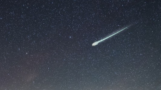 Un meteorito iluminó el cielo nocturno de Estados Unidos y "se partió en pedazos"