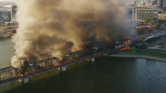 Impresionante accidente al desmoronarse un puente ferroviario
