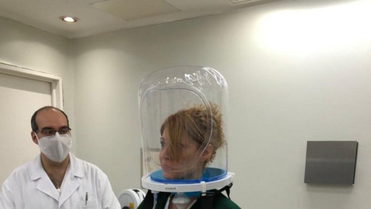 Hospitales bonaerenses incorporan un casco de diseño argentino para tratar pacientes con coronavirus
