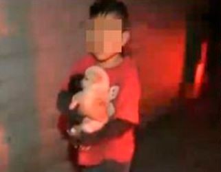Un nene corrió entre las llamas de su casa para salvar la vida de sus perritos