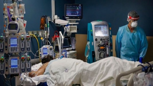 Una joven estuvo en coma por el coronavirus: al despertar se enteró que su abuelo murió contagiado por ella