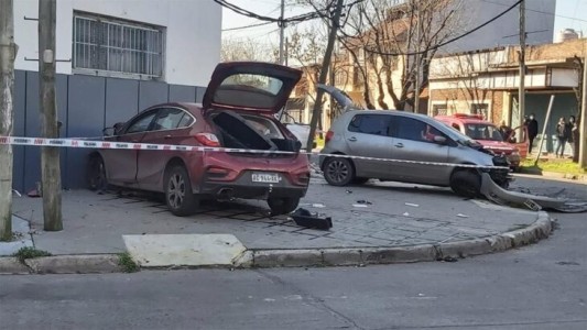 Chocó y mató a un automovilista mientras perseguía en contramano a un motochorro