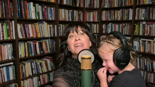 Alanis Morissette volvió a cantar después de 8 años, con su hija en brazos