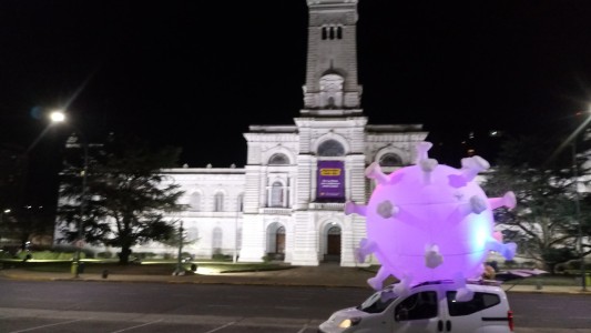 El coronavirus gigante que recorre La Plata para advertir a los vecinos