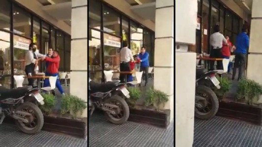 Echaron de un bar a un vendedor ambulante por comer una milanesa que le habían regalado