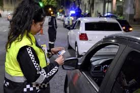 A los conductores sin permiso de circulación, se les retendrá la licencia de conducir