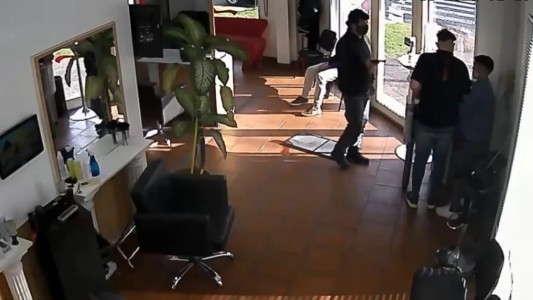 Llevó al hijo a cortarse el pelo y robó la peluquería con un arma de juguete que tenía el chico de 11 años