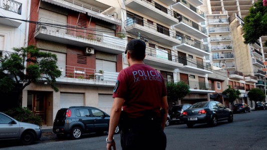 Dos policías de la Ciudad mantuvieron con vida a una mujer electrodependiente durante un corte de luz
