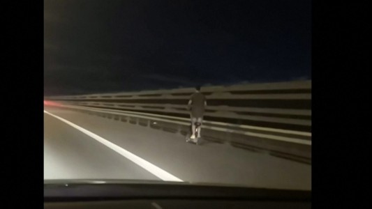 Rápido y tranquilo: un monopatín tuneado por la autopista