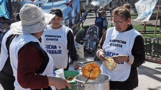 Tercer día de protesta con campamento en Plaza de Mayo a la espera de respuestas