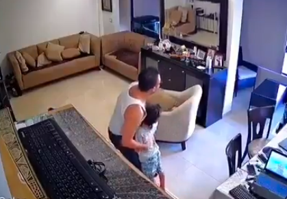 Video: el padre que intenta proteger a su hijo durante los estalllidos de Beirut
