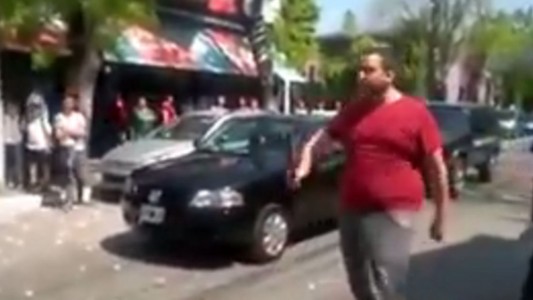Un hombre atacó con un palo a estudiantes que festejaban su viaje de egresados
