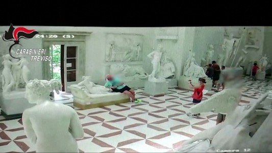 El turista del año: rompió una escultura por sacarse una foto