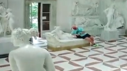Video: rompió una escultura de 1805 al sacarse una selfie en un museo