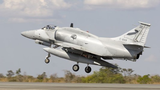 Un avión de combate de la Fuerza Aérea se estrelló en Córdoba: el piloto se eyectó