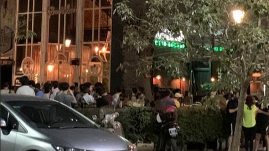 Coronavirus: operativo policial en un bar de Recoleta por juntar decenas de jóvenes