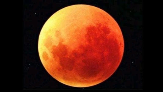 Por qué la Luna se tiñó de rojo en algunas provincias