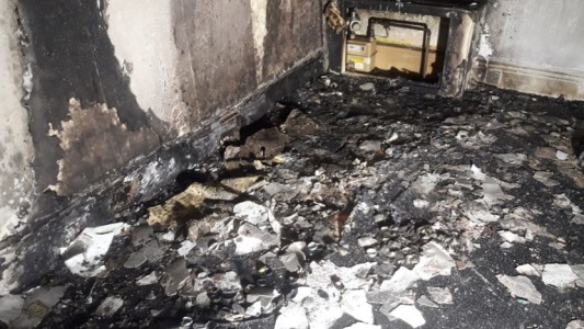 Quiso pedirle matrimonio a su novia y quemó sin querer el departamento