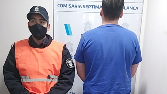 Corría una picada, quiso eludir a la Policía y chocó contra un canasto de basura