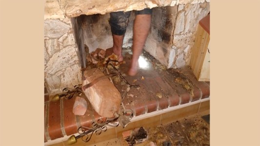 Se metió a robar en una casa y quedó atascado en el hueco de la estufa: lo detuvieron