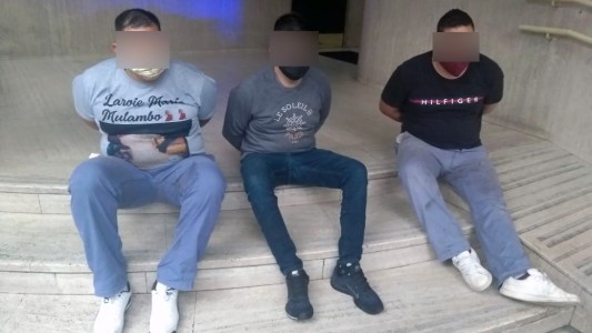 Detienen a tres hombres armados que asaltaron un departamento y escaparon por la terraza