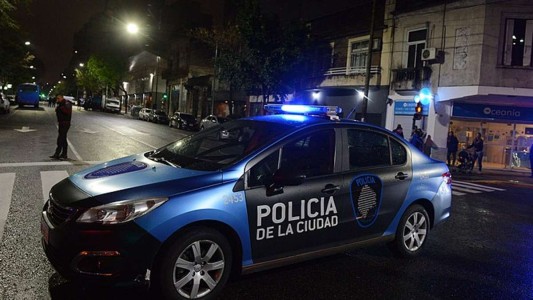 Policía terminó su turno y salió a robar cerca de la comisaría en Villa Urquiza