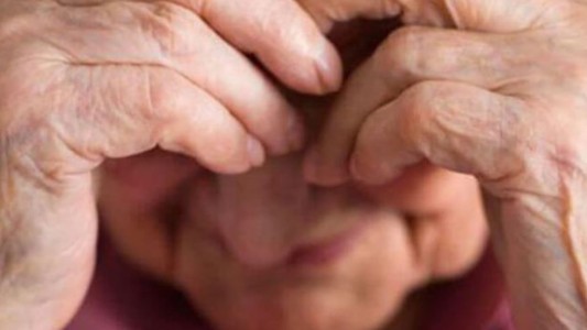 Una anciana arañó a los ladrones y antes de irse de su casa le lavaron las manos