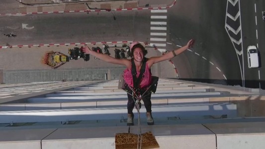 La tiktoker limpiavidrios que experimienta el vértigo de la fama