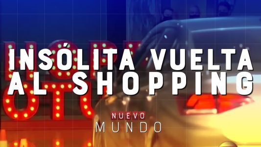 Adentro del shopping en auto, para hacer las compras