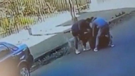 Violento asalto a un jubilado en Bernal: lo golpearon tres delincuentes para robarle el auto y casi lo atropellan