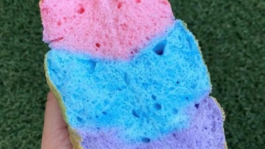 Un pan de colores sin harina es protagonista de una receta viral en TikTok