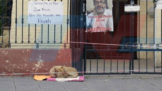 El perro del cura Viroche lo sigue esperando en la puerta de la iglesia