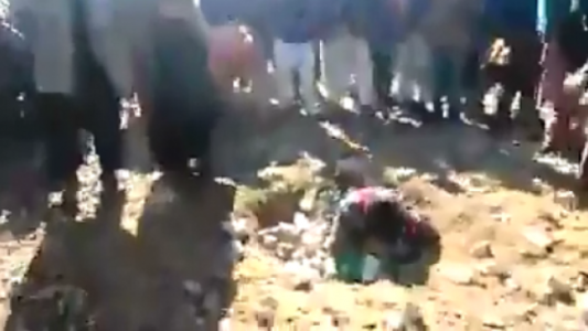 Condenaron a morir lapidado a un hombre que violó a una nena de 12 años