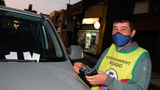 Tarjetero halló cheque por $2 millones, buscó al dueño y lo recompensó con $300