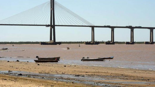 Continúa la bajante histórica del río Paraná a la altura de Rosario