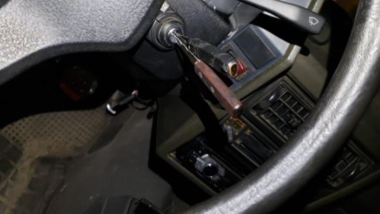 Detuvieron a un ladrón que manejaba un auto robado usando una ganzúa como llave de arranque