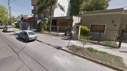 Esperaba a su hija en la puerta de la casa de su ex y lo balearon para robarle la moto