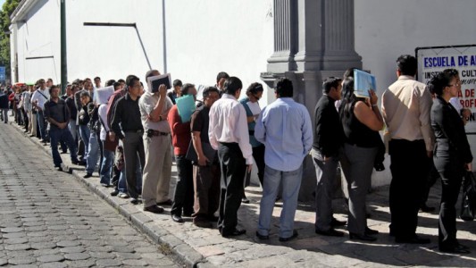 En seis meses desaparecieron 118.079 empleos y 6.129 empresas, según informe del INDEC