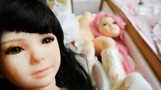 Tras las denuncias, Amazon saca de la venta muñecas sexuales con apariencia de nenas