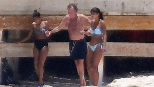 Preocupación por la salud de Julio Iglesias: se filtró foto yendo a la playa con dos mujeres