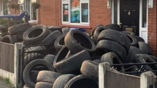 Video: se vengó del hombre que arrojaba basura en su terreno