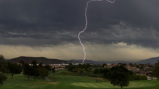 Capturan un impresionante rayo y un arcoíris en la misma foto