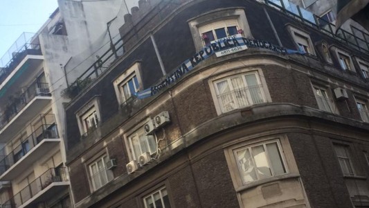 La marcha llegó hasta el departamento de Cristina en Recoleta: la bandera que colgaron los vecinos